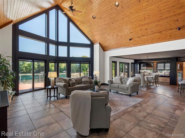 3292 W Sutton Road, Lapeer, MI 48446