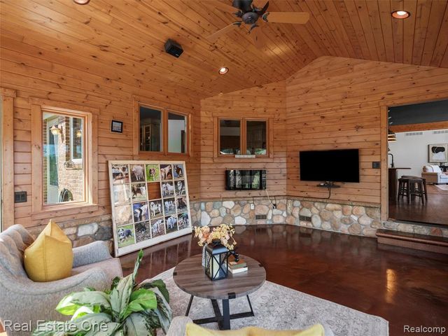 3292 W Sutton Road, Lapeer, MI 48446