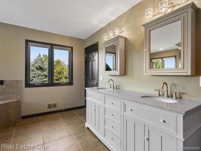 3292 W Sutton Road, Lapeer, MI 48446