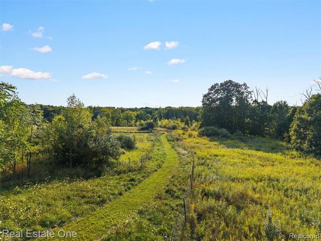 3292 W Sutton Road, Lapeer, MI 48446