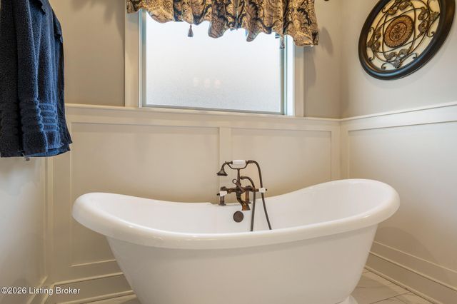 111 Locust Park Pl, Louisville, KY 40245