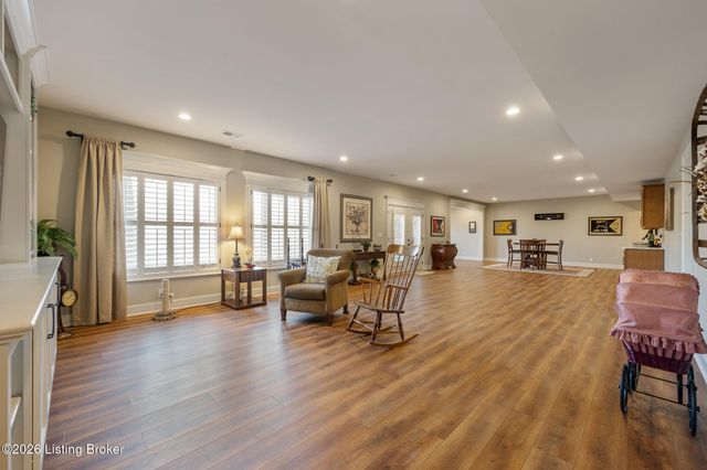 111 Locust Park Pl, Louisville, KY 40245