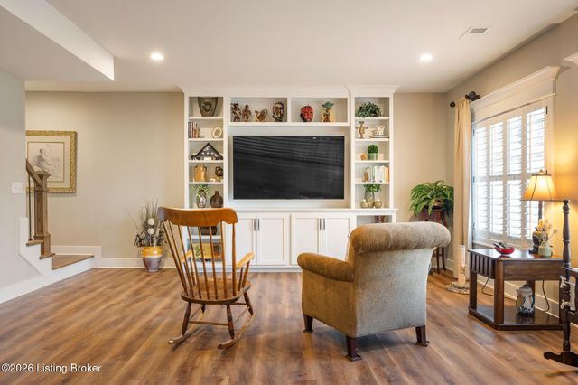 111 Locust Park Pl, Louisville, KY 40245