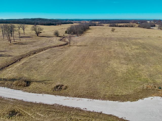 004 South 82 Rd, Bolivar, MO 65613