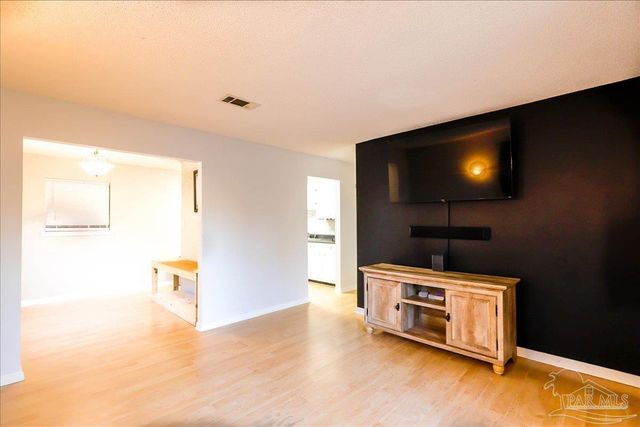 1551 Sunny Ridge Ln, Cantonment, FL 32533