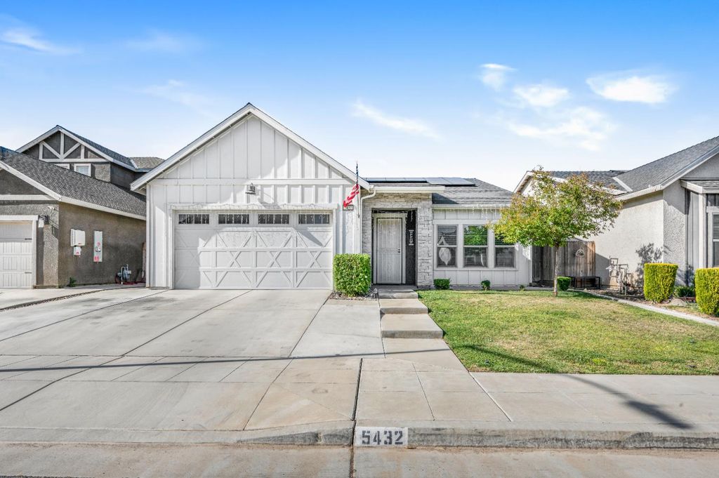 Image 1 of property listing at 5432 W Lamona Avenue, Fresno, CA 93722