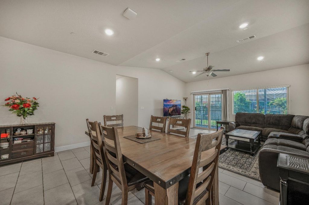 Image 10 of property listing at 5432 W Lamona Avenue, Fresno, CA 93722