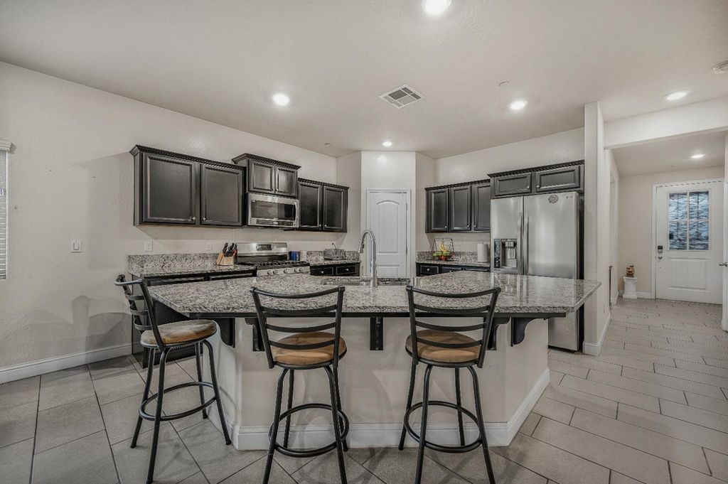 Image 11 of property listing at 5432 W Lamona Avenue, Fresno, CA 93722