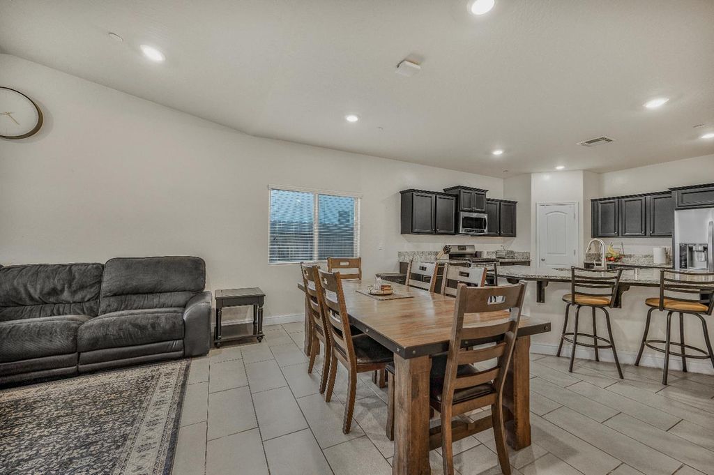 Image 13 of property listing at 5432 W Lamona Avenue, Fresno, CA 93722