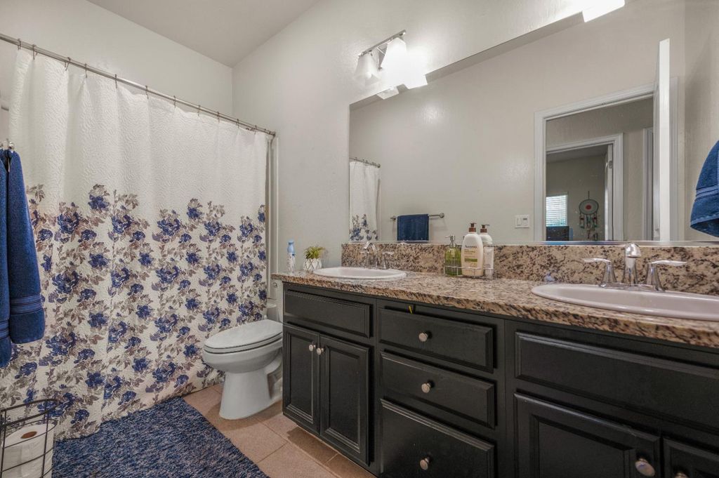 Image 17 of property listing at 5432 W Lamona Avenue, Fresno, CA 93722
