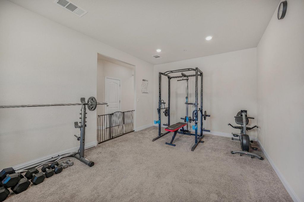 Image 6 of property listing at 5432 W Lamona Avenue, Fresno, CA 93722