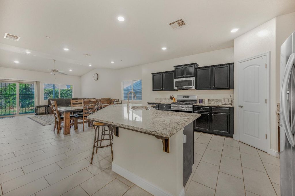 Image 7 of property listing at 5432 W Lamona Avenue, Fresno, CA 93722