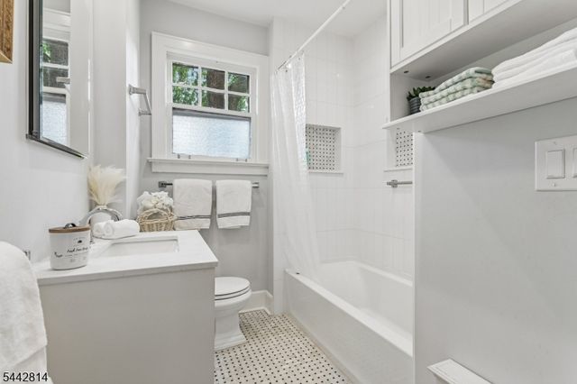 11 Brookwood Dr, Maplewood Twp., NJ 07040