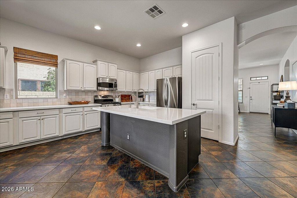 Image 11 of property listing at 15336 W CHARTER OAK Road, Surprise, AZ 85379