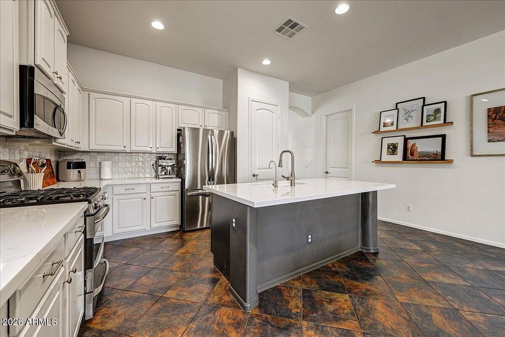 Image 12 of property listing at 15336 W CHARTER OAK Road, Surprise, AZ 85379