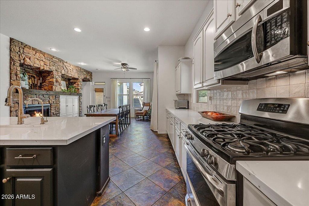 Image 13 of property listing at 15336 W CHARTER OAK Road, Surprise, AZ 85379