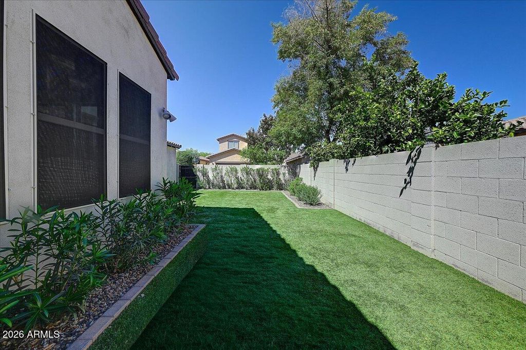 Image 27 of property listing at 15336 W CHARTER OAK Road, Surprise, AZ 85379