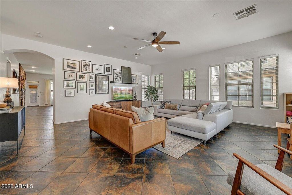 Image 4 of property listing at 15336 W CHARTER OAK Road, Surprise, AZ 85379