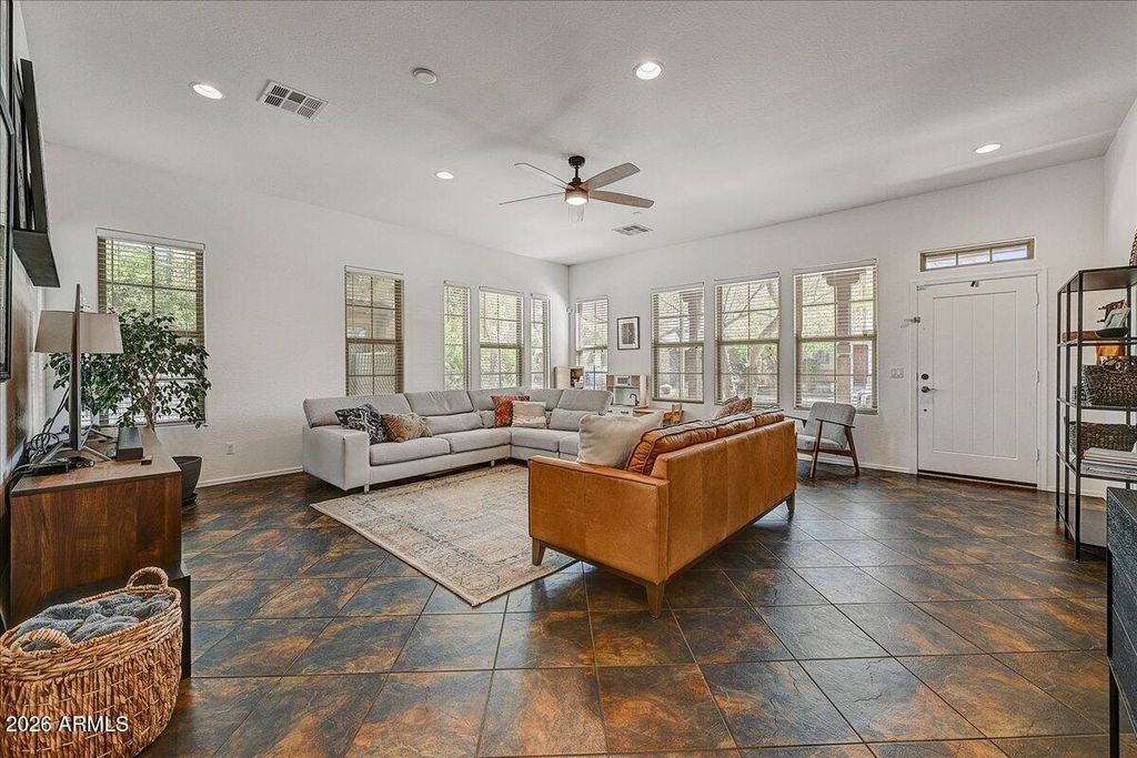 Image 5 of property listing at 15336 W CHARTER OAK Road, Surprise, AZ 85379