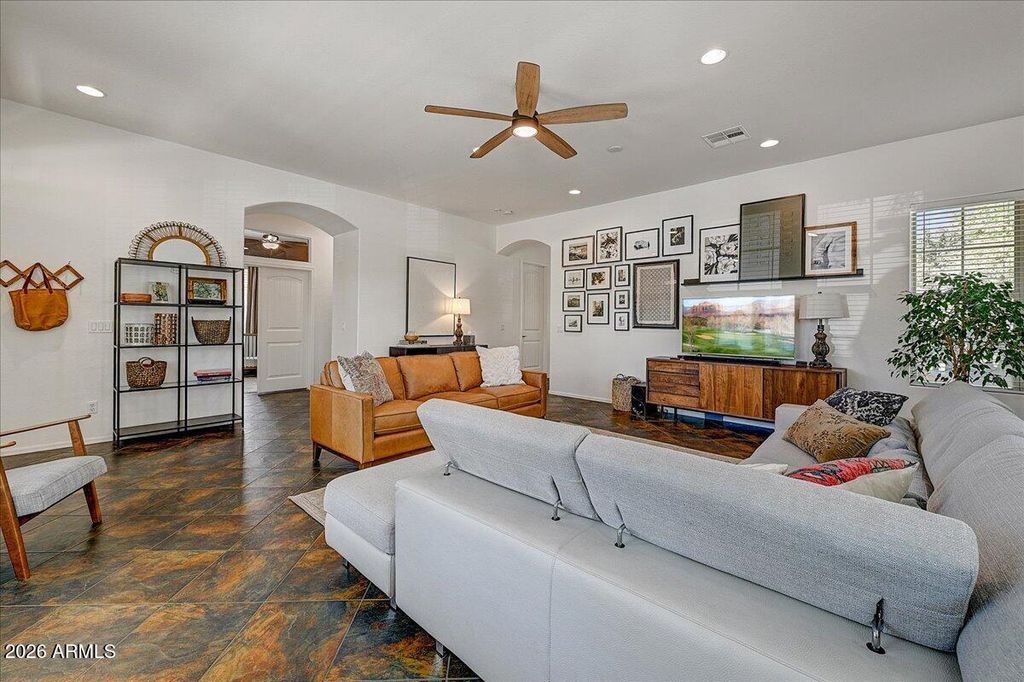 Image 6 of property listing at 15336 W CHARTER OAK Road, Surprise, AZ 85379