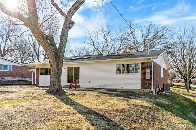 330 Sudbury Lane, Ballwin, MO 63011