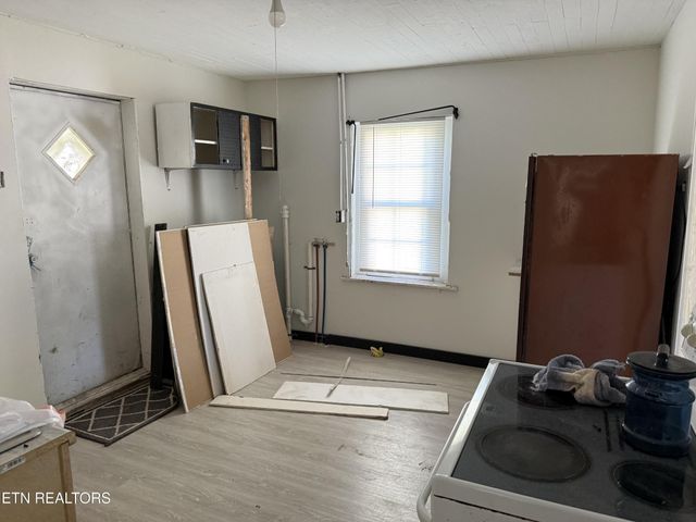 210 E Woodlawn Ave, Jamestown, TN 38556