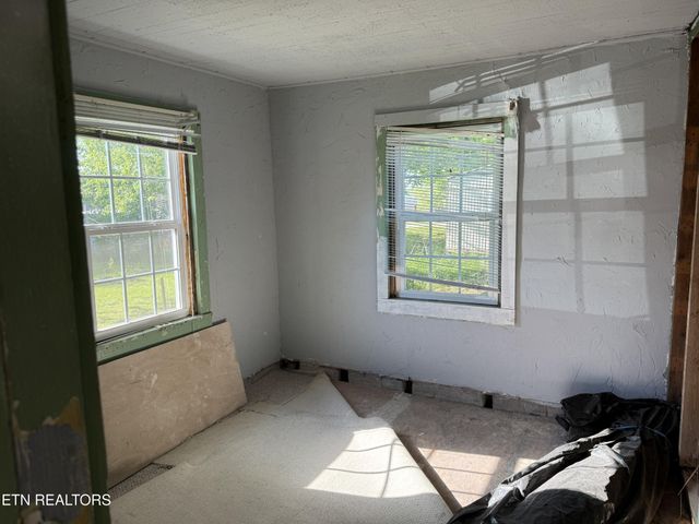 210 E Woodlawn Ave, Jamestown, TN 38556