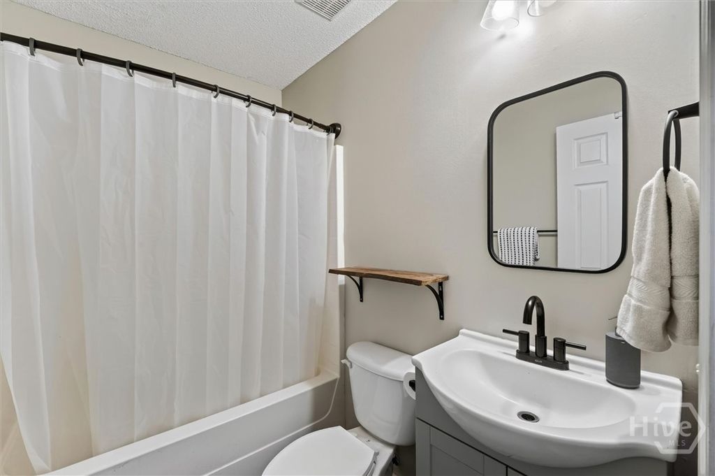 Image 16 of property listing at 3 Durango Court, Savannah, GA 31406