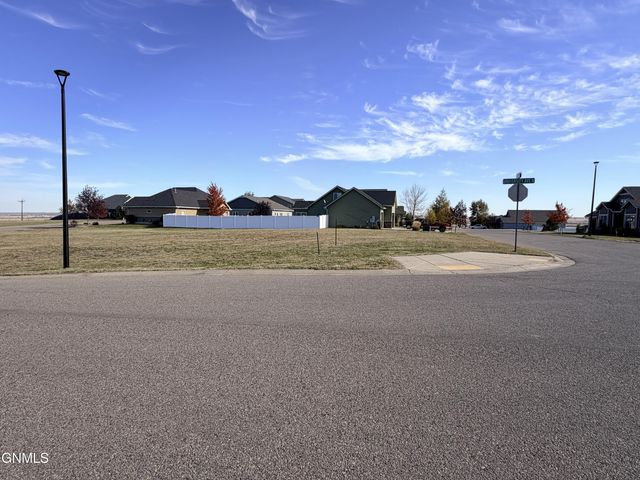 6916 University Avenue N, Williston, ND 58801 property photo