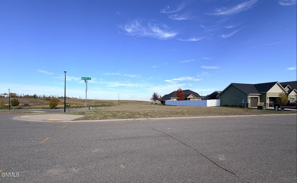 6916 University Avenue N, Williston, ND 58801 photo 2