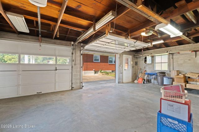 5812 Teakwood Ln, Louisville, KY 40258