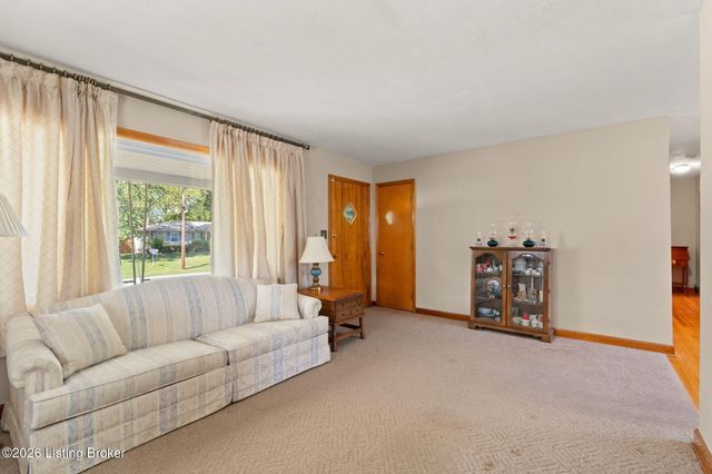 5812 Teakwood Ln, Louisville, KY 40258