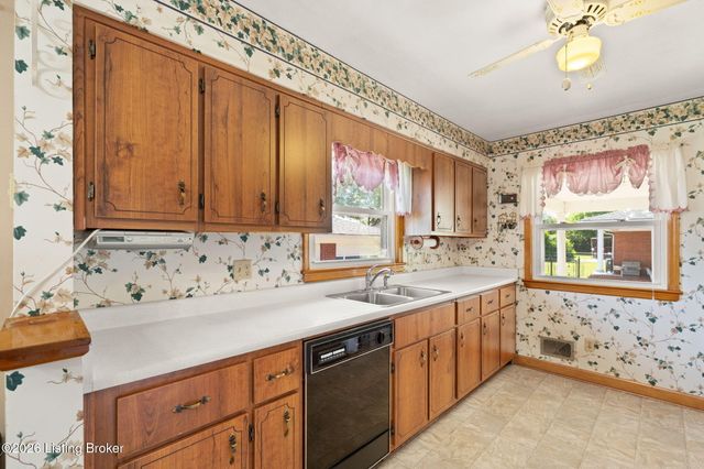 5812 Teakwood Ln, Louisville, KY 40258