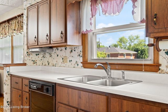 5812 Teakwood Ln, Louisville, KY 40258