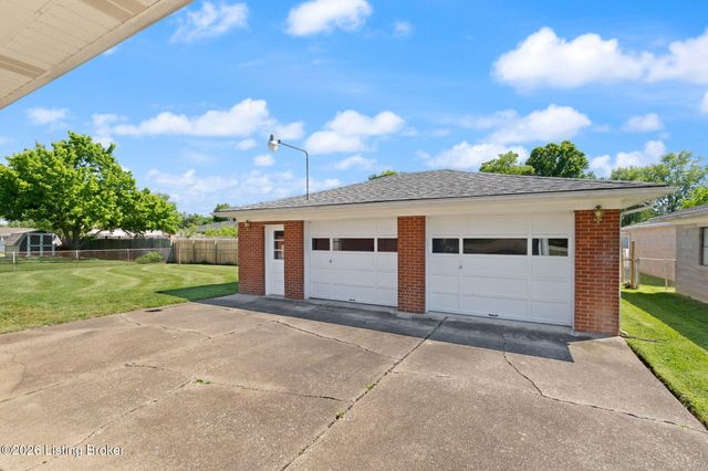 5812 Teakwood Ln, Louisville, KY 40258