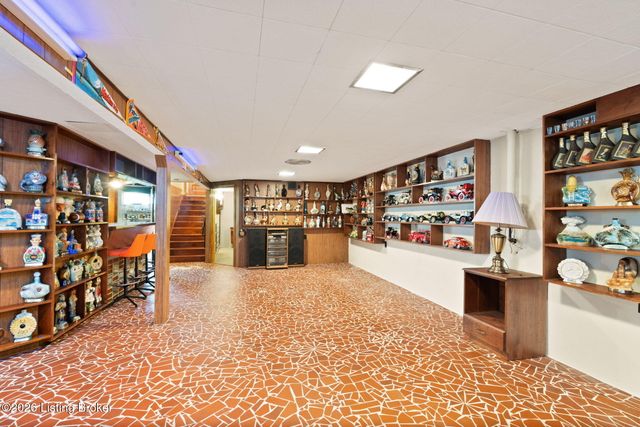 5812 Teakwood Ln, Louisville, KY 40258