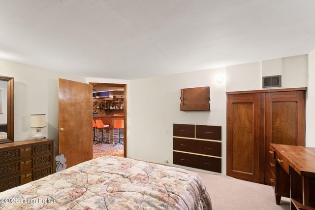 5812 Teakwood Ln, Louisville, KY 40258