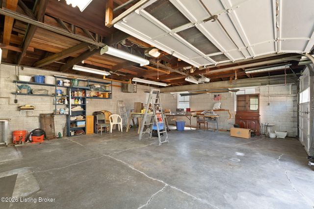 5812 Teakwood Ln, Louisville, KY 40258