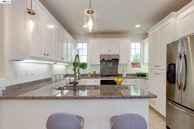 2381 Haile St, Alameda, CA 94501