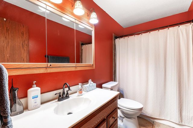 2460 S Bennett Ave, Wichita, KS 67217