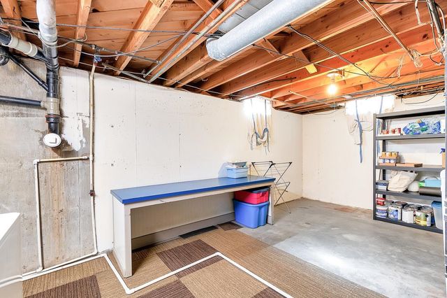 2460 S Bennett Ave, Wichita, KS 67217