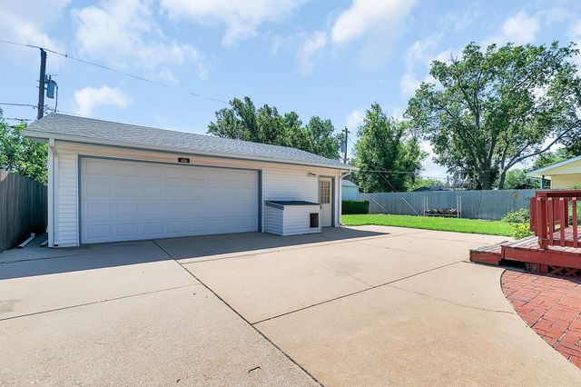 2460 S Bennett Ave, Wichita, KS 67217