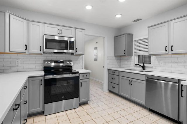 204 CACTUSFLOWER LANE, Sun City Center, FL 33573