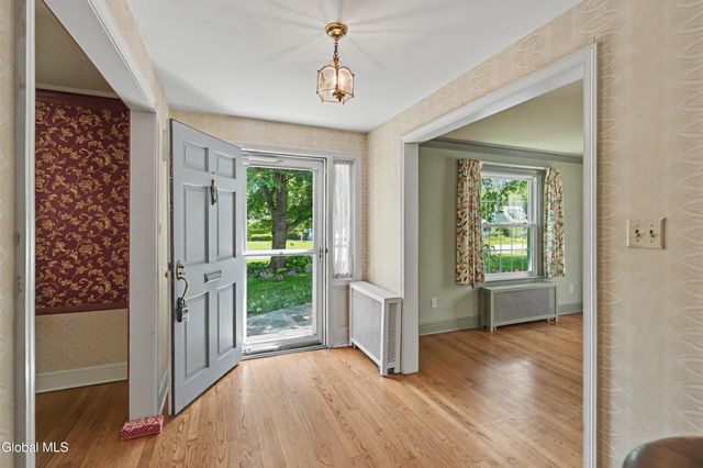1555 Dean Street, Niskayuna, NY 12309