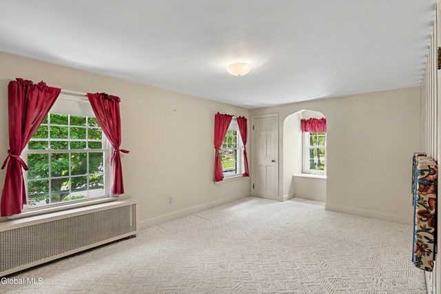 1555 Dean Street, Niskayuna, NY 12309