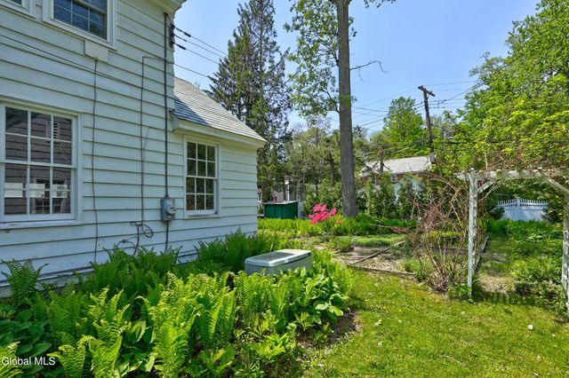 1555 Dean Street, Niskayuna, NY 12309