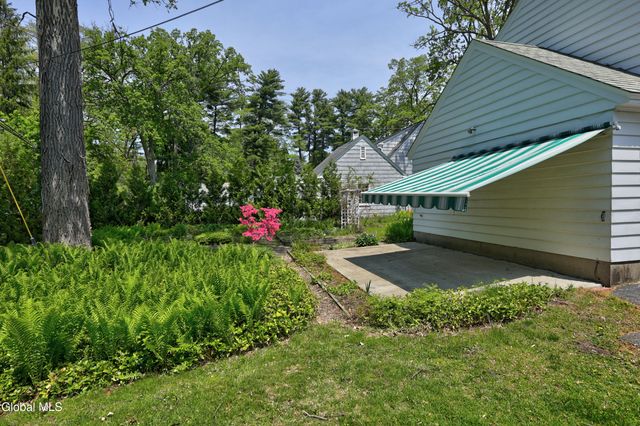 1555 Dean Street, Niskayuna, NY 12309
