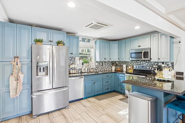 2 Lakeview Dr, Billerica, MA 01821