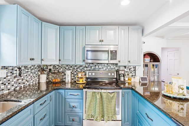2 Lakeview Dr, Billerica, MA 01821