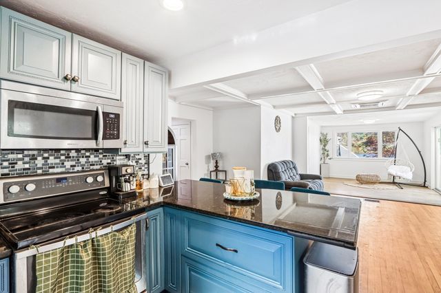 2 Lakeview Dr, Billerica, MA 01821
